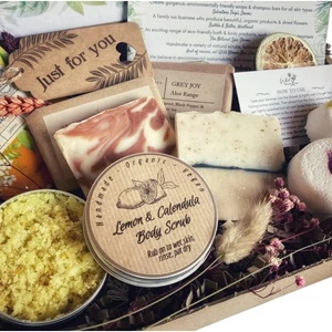 Vegan Shower & Skincare Set - Fruity Floral Spa Box